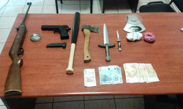 Θεσσαλονίκη: Σύλληψη πατέρα και γιου για ναρκωτικά και όπλα