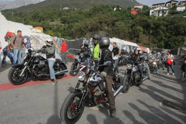 Moto Guzzi: Το εργοστάσιο στο Μαντέλο ντελ Λάριο ανοίγει τις πόρτες του