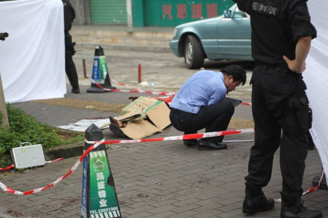 Ζηλιάρης σύζυγος μαχαίρωσε λάθος «εραστή» (πολύ σκληρές εικόνες)