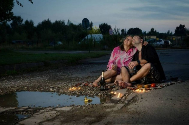 Πως διαμαρτύρονται στη Λιθουανία για τις τρύπες στους δρόμους; (photos)