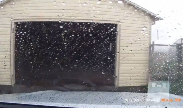 Οδηγός βγαίνει από το γκαράζ δευτερόλεπτα πριν την απόλυτη καταστροφή (Vid)