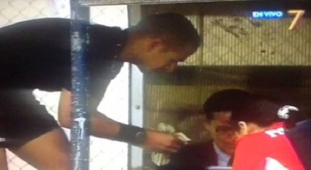 Διαιτητής μετράει... χρήματα on camera (video)