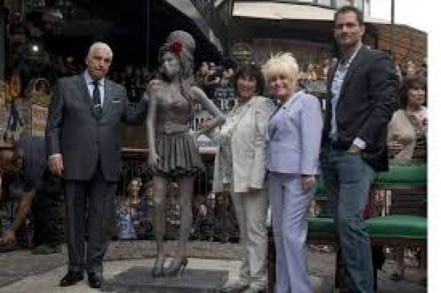 Άγαλμα προς τιμήν της Έιμι Γουάινχαουζ (βίντεο)