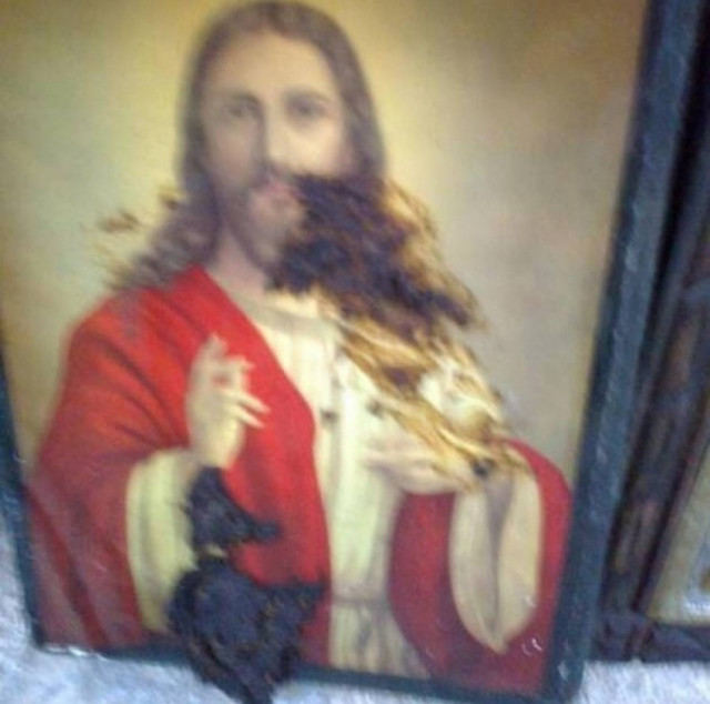 Αίσχος! Αφόδευσαν πάνω στις εικόνες του Χριστού