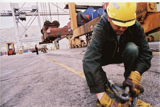 Greek port workers launch labour action against privatisations