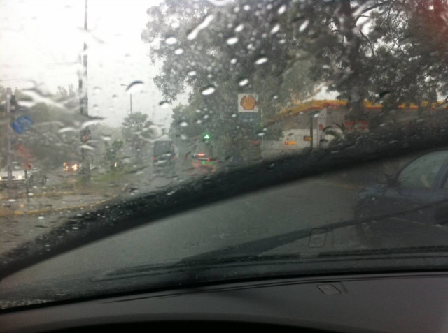 Καιρός: «Πλημμύρισε» η Αττική – Άνοιξαν πάλι οι ουρανοί (pics)