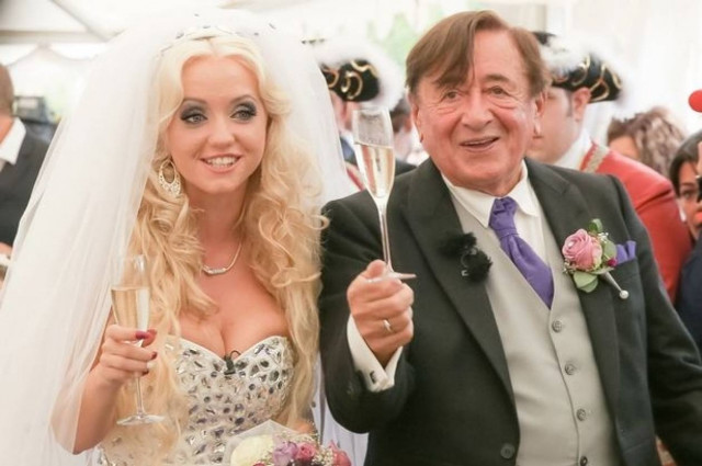 Γάμος από έρωτα: Αυτός 81 και αυτή... 27! (pics)