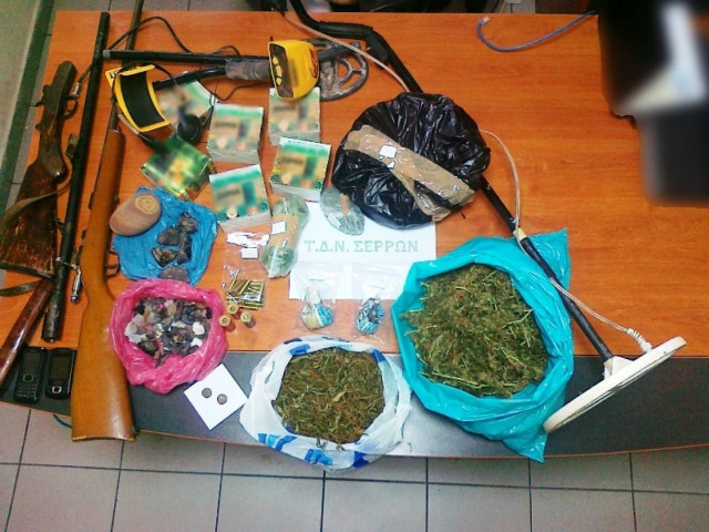 Σέρρες: Συνελήφθη 49χρονος για ναρκωτικά, αρχαία και όπλα