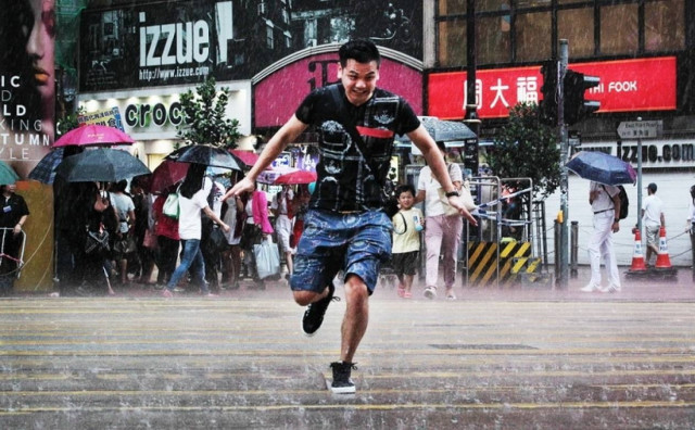 Στο έλεος του τυφώνα Καλμαετζί το Χονγκ Κογνκ