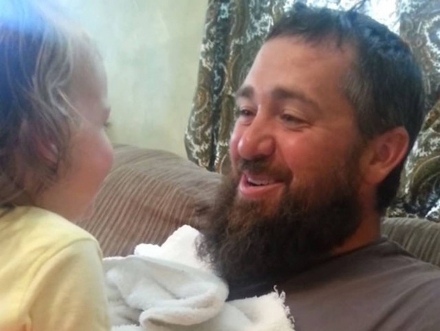 Η αντίδραση ενός κοριτσιού όταν ο μπαμπάς της ξύρισε το μούσι του (Video)