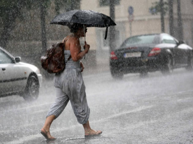 Καιρός: Επιμένουν και σήμερα τα μπουρίνια