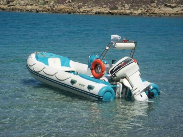 Μύκονος: Φουσκωτό σκάφος «προσγειώθηκε» πάνω στα βράχια (pic)