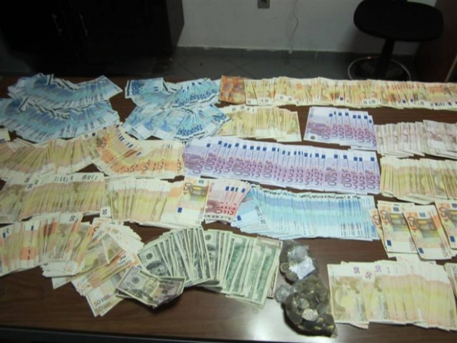 Αττική: Εξαρθρώθηκε σπείρα που πλαστογραφούσε ταξιδιωτικά έγγραφα (pics)