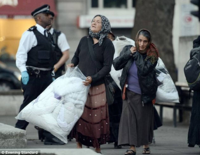 Πλέκουν σκούφους, κασκόλ και γάντια για τους άστεγους
