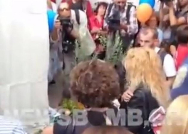 Παύλος Φύσσας: Ξέσπασε η μητέρα του–«Τραγούδα γιε μου για να ακούσουν τι φάγανε»