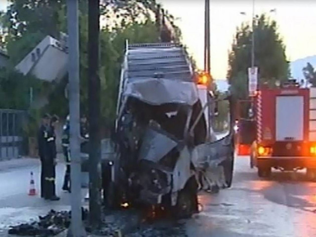 Κάηκε ζωντανός μέσα στο αυτοκίνητο στην Πέτρου Ράλλη