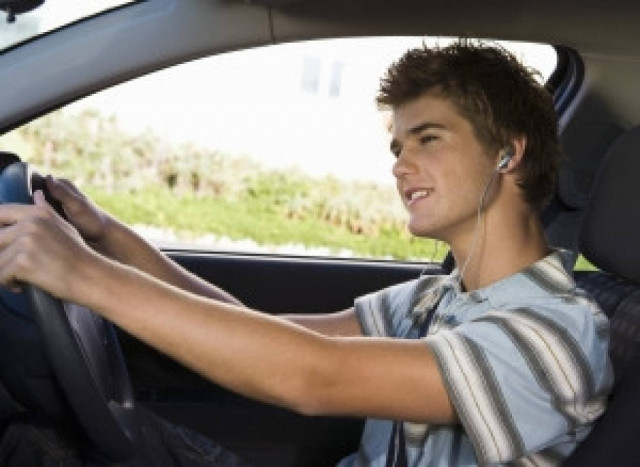 13χρονος έκλεψε το αυτοκίνητο των γονιών του και πάτησε αστυνομικό