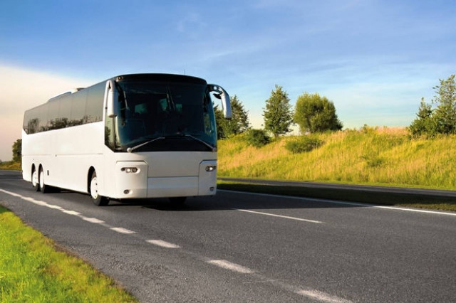 Οδηγός αυνανιζόταν μέσα σε σχολικό λεωφορείο περιμένοντας τους μαθητές