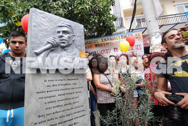 Παύλος Φύσσας: Αποκαλύφθηκε η προτομή-«Ράγισε καρδιές» η μητέρα του (pics)