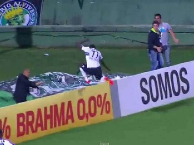 Eπικό: Εξαφανίστηκε ποδοσφαιριστής την ώρα που πανηγύριζε το γκολ του (vid)