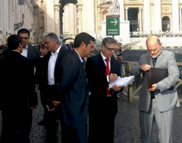 Σε εξέλιξη η συνάντηση Τσίπρα-Πάπα στο Βατικανό (pics)