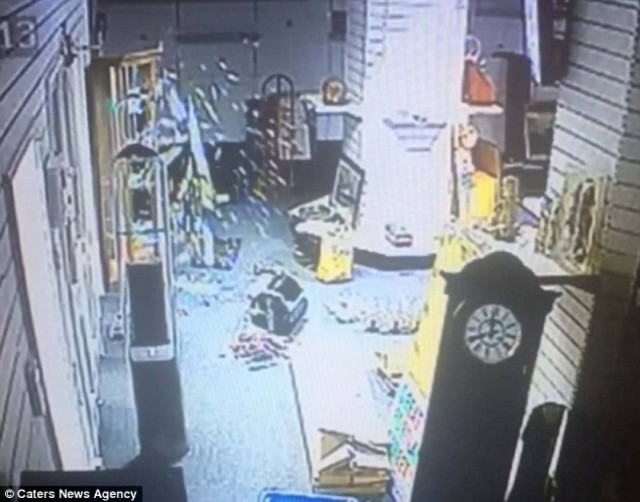 Βίντεο: Η στιγμή που τζάμι σπάει από μόνο του σε στοιχειωμένο κτίριο