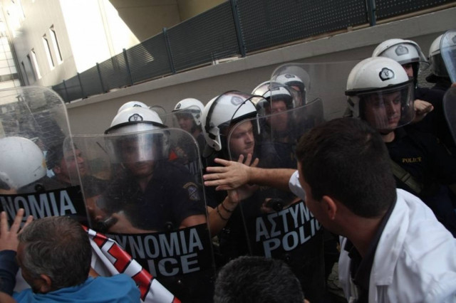 Καταγγελίες των εργαζομένων και του ΠΙΣ για τα ΜΑΤ στον Ευαγγελισμό
