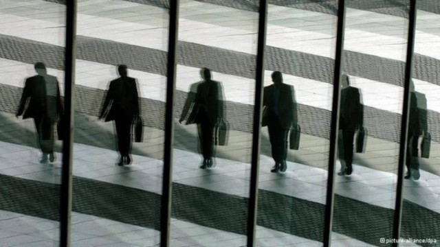 Stern: «Νέο κόλπο των πλούσιων Ελλήνων για να πληρώνουν λιγότερους φόρους»