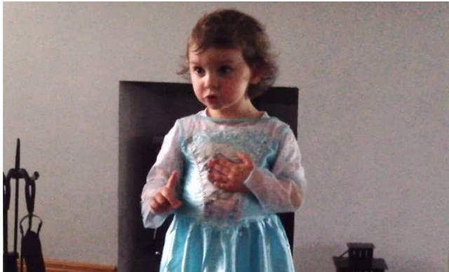 Δίχρονη μαλώνει τη μητέρα της που είναι... αγενής! (βίντεο)