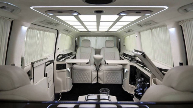Η απόλυτη van λιμουζίνα έχει ακόμα και ρυθμιζόμενο μήκος (Video)