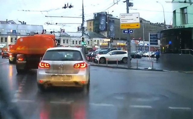 Αυτά παθαίνεις όταν πας να κάνεις προσπέραση σε στροφή από δεξιά (Video)