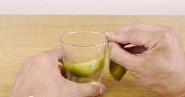Ξεφλούδισε τα φρούτα σου με τη χρήση μόνο ενός… ποτηριού!