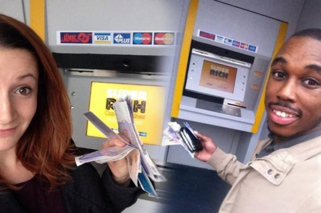 ΑΤΜ μοιράζει λεφτά σε περαστικούς – Αυτό θα πει τύχη!