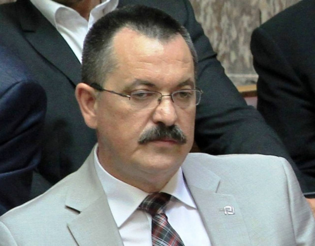 Ο Παππάς της Χ.Α. μαθαίνει σε παιδιά να χαιρετούν ναζιστικά (vid)