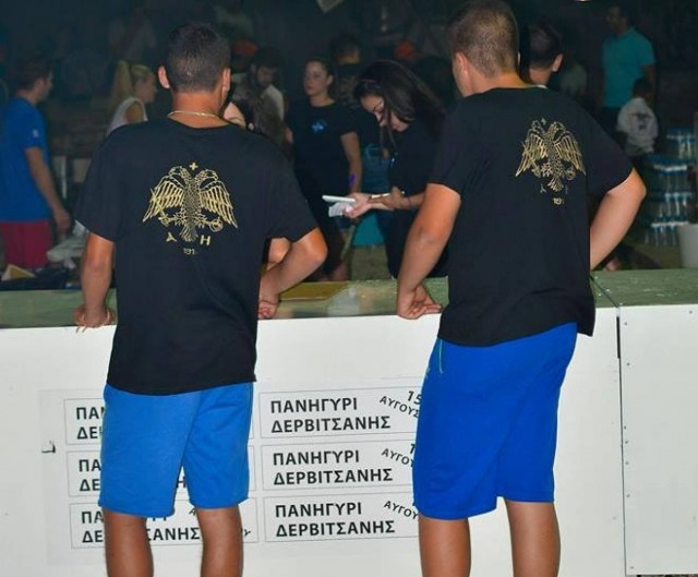 Αλβανία: Στον εισαγγελέα επειδή φορούσαν μπλουζάκια με την ελληνική σημαία