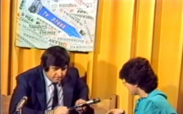 Ποια είναι η μαυρομαλλούσα δίπλα στον Γ. Καρατζαφέρη; Μπορείτε να βοηθήσετε; (Video)