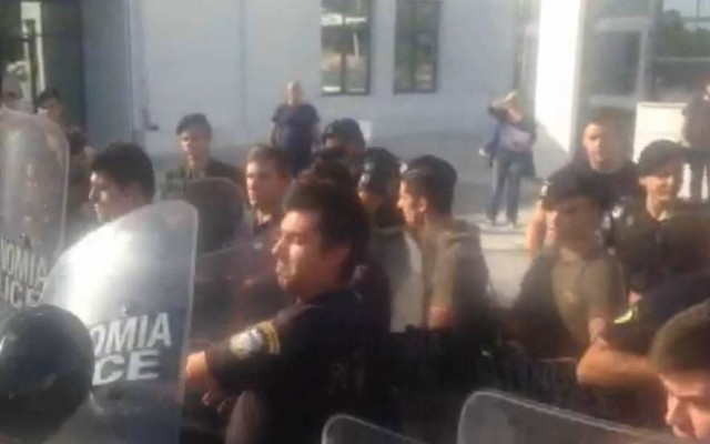 Αντιεξουσιαστές προπηλάκισαν τους δύο χρυσαυγίτες (pics)