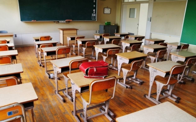 Δάσκαλος έδωσε λεφτά σε μαθητή για να πηδήξει από το παράθυρο