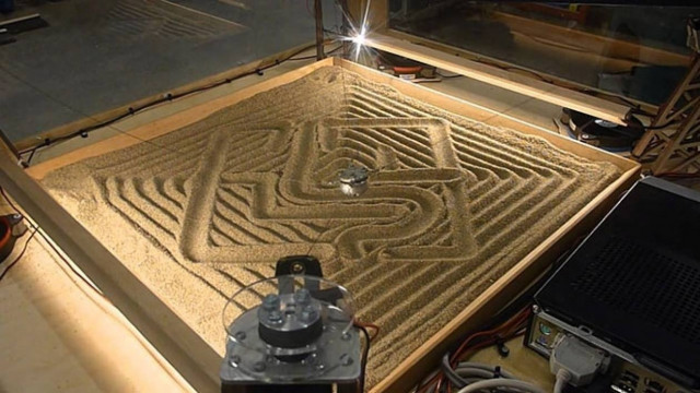 Το μηχάνημα που κάνει περίτεχνα σχέδια στην άμμο (Video)