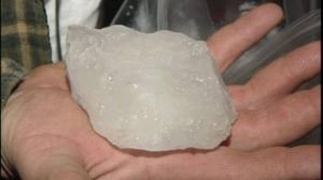 Έπεσε πάγος από το διάστημα και διέλυσε... στέγη! (pic)