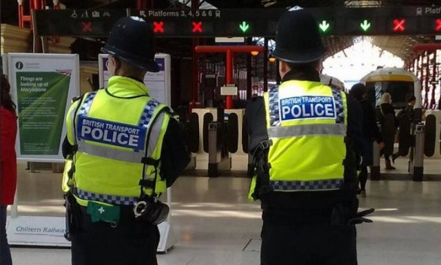 Τρένο παρέσυρε μητέρα και παιδί (pics)