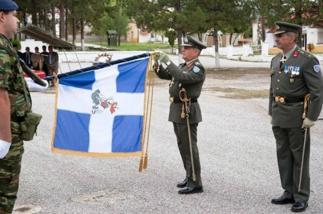 Απονομή Ταξιάρχη Αριστείου Ανδρείας στην Πολεμική Σημαία του 1ου ΣΠ