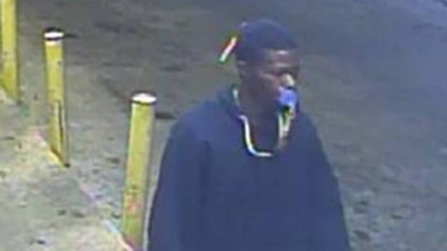 Έφηβος κλέβει πορτοφόλι ενώ στο στόμα του έχει... πιπίλα! (βίντεο)