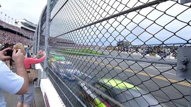 Πώς είναι να περνούν από δίπλα σου αυτοκίνητα με 320χλμ/ώρα (Video)