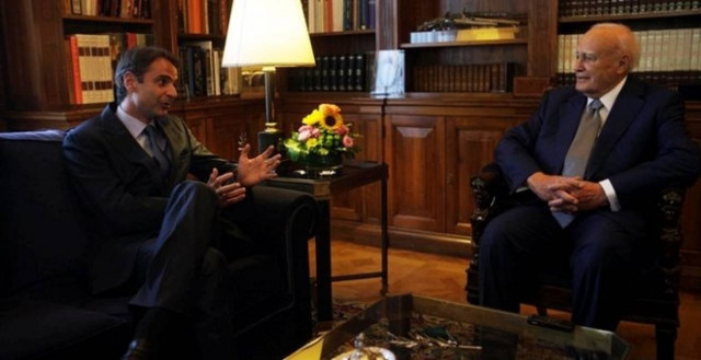 Μητσοτάκης σε Παπούλια: Ο νόμος για  συμβάσεις υπαλλήλων πρέπει να εφαρμοστεί