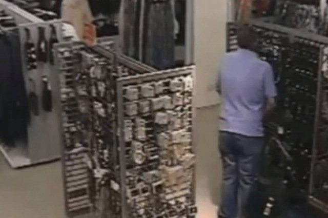 Βίντεο: Η αστυνομία αναζητά τον άνδρα που... ούρησε μέσα σε κατάστημα