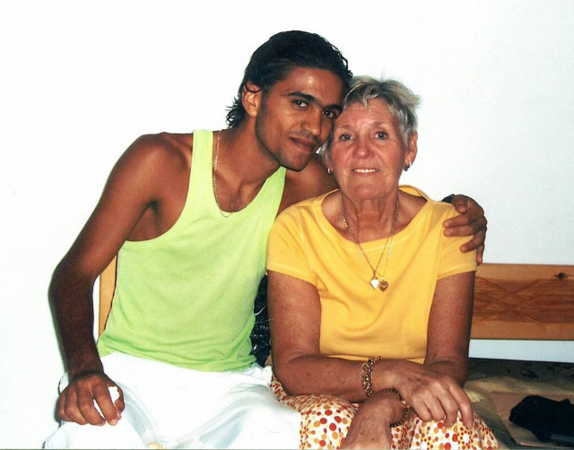 70χρονη παντρεύτηκε 21χρονο (βίντεο)