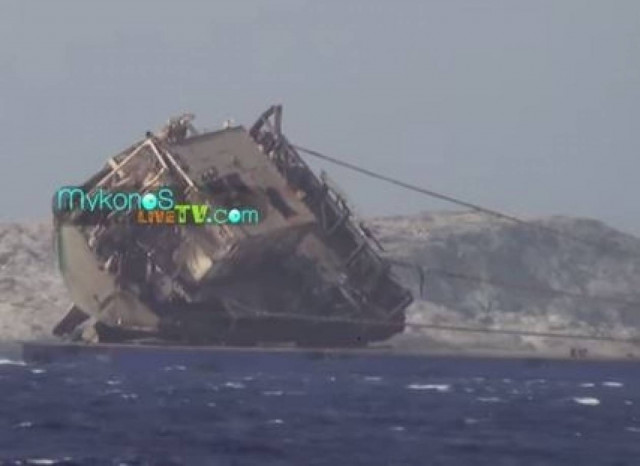 Μύκονος: Εντυπωσιακή ανέλκυση ναυαγίου – Δείτε το βίντεο