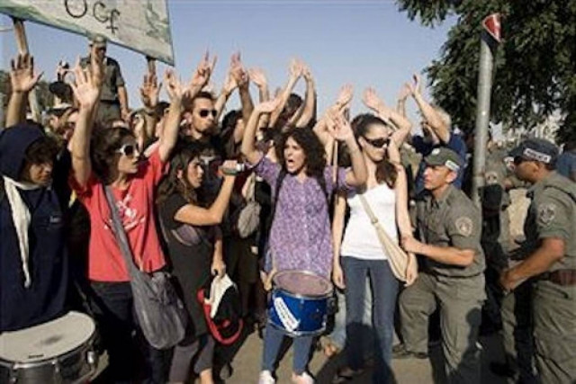 Αριστεροί ακτιβιστές κατέλαβαν τράπεζα της Νάπολη