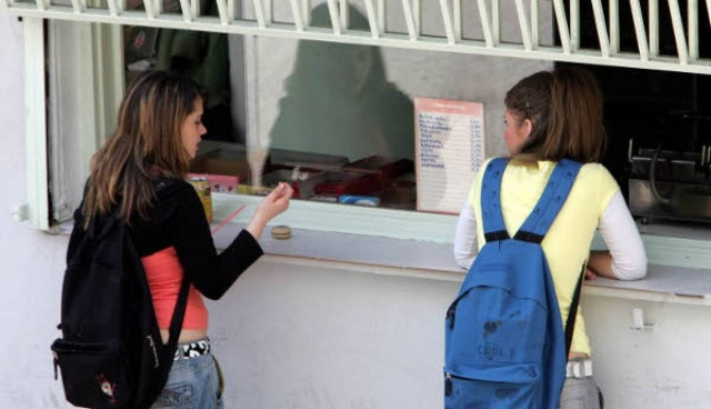Οι τιμές και τα προϊόντα που επιτρέπεται να πωλούν τα σχολικά κυλικεία